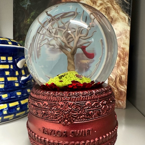 Taylor Swift All Too Well Snowglobe - Picture 3 of 3
